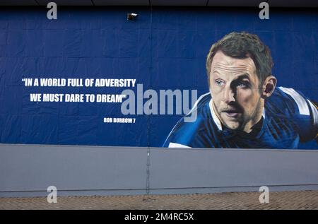 Ein gemaltes Wandgemälde des ehemaligen Leeds Rhinos Rugby League-Spielers Rob Burrow MBE an einer Wand im Stadtzentrum von Leeds in West Yorkshire. Am 19. 2019. Dezember Stockfoto