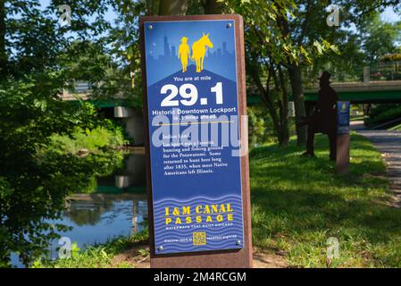 Lockport, Illinois - USA - 23. August 2022: Meilenmarkierung des historischen I & M Canal in Lockport, Illinois, USA. Stockfoto