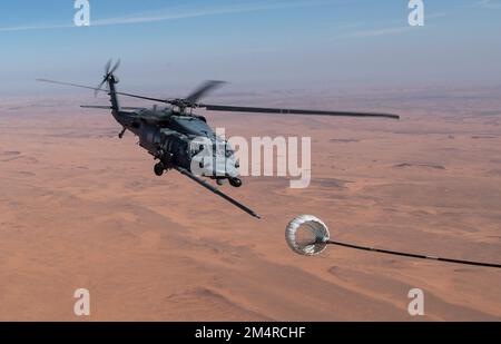 Die dem 26. Expeditionary Rescue Squadron zugeteilten Besatzungsmitglieder führen Hubschrauberbetankungen von einem HC-130J Combat King II mit HH-60G Pave Hawk Hubschraubern durch, die der 46. Expeditionary Rescue Squadron während einer Agile Combat Employment (ACE) Übung innerhalb der USA zugeteilt wurden Verantwortungsbereich des Zentralkommandos, 12. Dezember 2022. Die ACE-Übung ermöglichte es Piloten, ihre Kampfsuche und -Rettung zu verbessern, indem sie die Reichweite von HH-60G-Hubschraubern in einem Spargebiet ausweiten. (USA Air Force Foto von Tech. Sgt. Daniel Asselta) Stockfoto