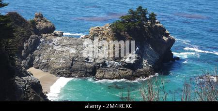 Ein Luftbild einer großen Klippe und der Sandküste in Kalifornien, umgeben vom blauen Ozean Stockfoto