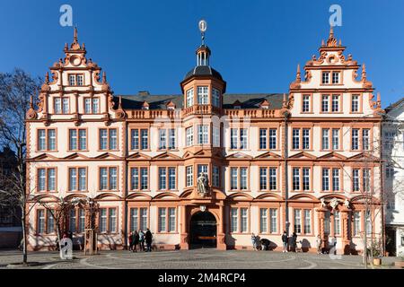 Mainz - 13. Februar 2021: Fassade des Gutenberg-Museums in Mainz Stockfoto