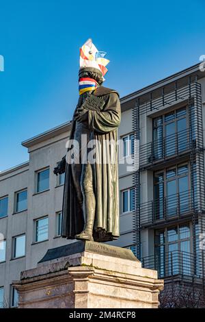 Mainz, Deutschland - 13. Februar 2021: Statue von Johannes Gutenberg mit Karnevalsmütze und Maske in Mainz Stockfoto