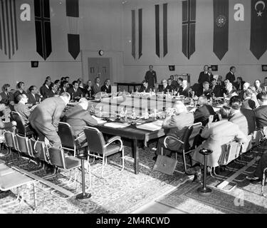 Ole Bjorn-Entwurf, dänischer Außenminister, Vorsitzender des Nordatlantikrates 1952-53, auf der Konferenz und Pressekonferenz. Fotos von Marshall-Plan-Programmen, Ausstellungen und Personal Stockfoto