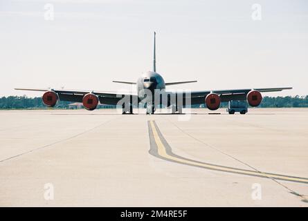 Ein KC-135 Stratotanker-Flugzeug parkt auf der Fluglinie am MacDill Air Force Base, Florida, 1. Dezember 2022. Die Tankmöglichkeiten des KC-135 ermöglichen es den Flugzeugen des Verteidigungsministeriums und der Partnerländer, frei zu reisen, ohne einen sicheren Hafen an Land zu benötigen. (USA Air Force Foto von Senior Airman Class Joshua Hastings) Stockfoto