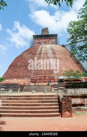 Anuradhapura, Sri Lanka - 13. Mai 2014: Die Ruinen des Jetavanarama Dagoba aus dem 3. Jahrhundert an der antiken Stätte Anuradhapura in Sri Lanka. Es war 100 Stockfoto