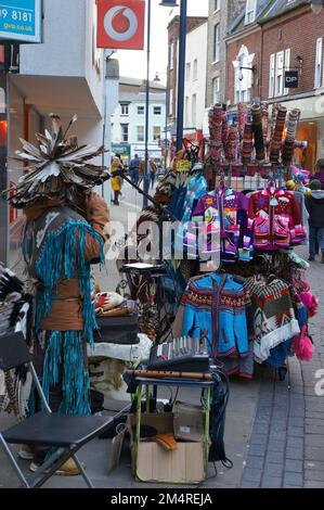 Ein Pop-up-Laden, der traditionelle Trachten verkauft und Bekleidungsaccessoires auf der Straße in Boston Lincolnshire verkauft Stockfoto