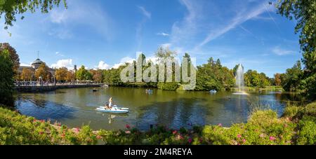 Wiesbaden, Deutschland - 4. September 2022: Die Menschen haben Spaß beim Paddeln mit dem Tretboot im öffentlichen Freizeitpark in Wiesbaden. Stockfoto