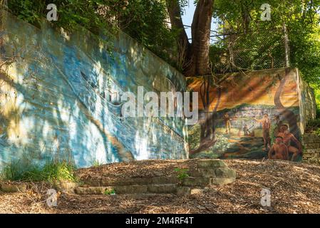 Joliet, Illinois - USA - 23. August 2022: Wandmalerei „A Corridor in Time“ im Bicentennial Park im Zentrum von Joliet, Illinois, USA. Stockfoto