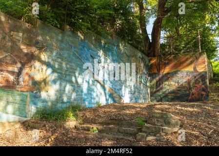 Joliet, Illinois - USA - 23. August 2022: Wandmalerei „A Corridor in Time“ im Bicentennial Park im Zentrum von Joliet, Illinois, USA. Stockfoto