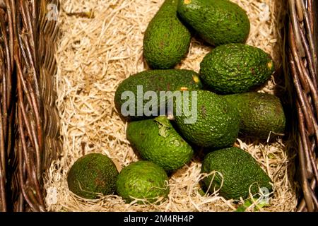 Frisch geschnittene Avocados in einem Korb aus Korb/Eyepix Group (Kreditbild: © Martin Bertrand/Eyepix via ZUMA Press Wire) Stockfoto