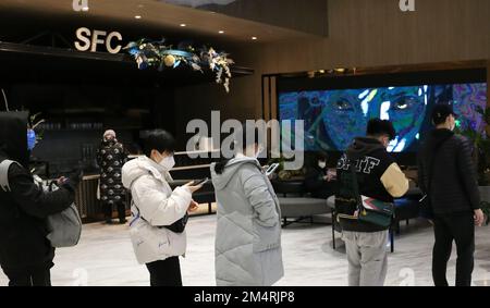 SHANGHAI, CHINA - 21. DEZEMBER 2022 - Bürger stehen Schlange, um Avatar 2 in einem Kino in Shanghai, China, am 21. Dezember 2022 zu sehen. Stockfoto