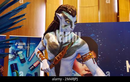 SHANGHAI, CHINA - 21. DEZEMBER 2022 - Ein Poster des Avatar 2 wird in einem Kino in Shanghai, China, gesehen, 21. Dezember 2022. Stockfoto