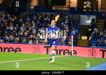 London, Großbritannien. 22. Dezember 2022. London, England, Dezember 22. 2022: Magdalena Eriksson (16 Chelsea) bereitet sich auf einen Wurf während des Spiels der UEFA Champions League zwischen Chelsea und Paris Saint Germain auf der Stamford Bridge in London, England Credit: SPP Sport Press Photo. Alamy Live News Stockfoto