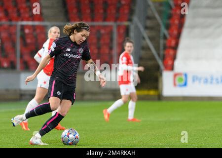 Prag, Tschechische Republik. 22. Dezember 2022. Elena Linari (32 ALS Roma) während des Gruppenspiels der UEFA Womens Champions League zwischen Slavia Prag und AS Rome in der Eden Arena in Prag, Tschechische Republik. (Sven Beyrich/SPP) Kredit: SPP Sport Press Photo. Alamy Live News Stockfoto