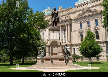 Indianapolis, Indiana - USA - 29. Juli 2022: Das Thomas A. Hendricks Monument, erbaut 1890 vom Künstler Richard Henry Park, im Indiana Stockfoto