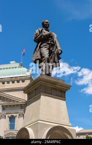 Indianapolis, Indiana - USA - 29. Juli 2022: Das Thomas A. Hendricks Monument, erbaut 1890 vom Künstler Richard Henry Park, im Indiana Stockfoto