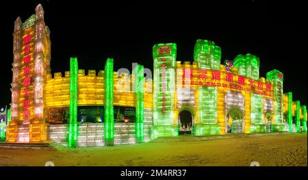 (DATEI) Eislaternen in der Eis- und Schneewelt in Harbin, Provinz Heilongjiang, China, 20. Februar 2013. Stockfoto