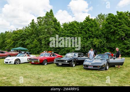 Amerikanische Sportwagen werden auf einer Autoshow in Fort Wayne, Indiana, USA, ausgestellt. Stockfoto