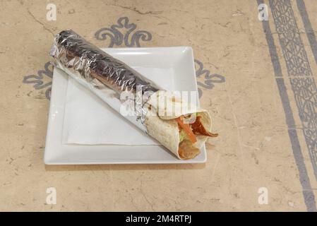 Typisch arabisches Dessert mit süßen Baklava-Sandwiches gefüllt mit Pistazien Stockfoto