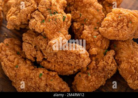 Frittiertes Hähnchen oder Strips werden in der Nähe mit Ketchup und Pommes frites serviert Stockfoto