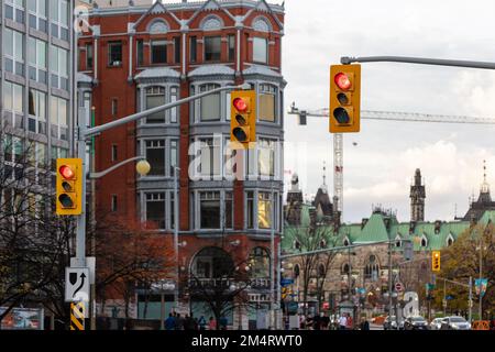 Ottawa, Kanada - 5. November 2022: Belebte Straße im Stadtzentrum von Ottawa in Kanada. Stadtbild mit Ampeln und historischen Gebäuden. Stockfoto