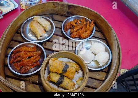 Verschiedene Dim Sum in Bambus gedämpft Schüssel Stockfoto