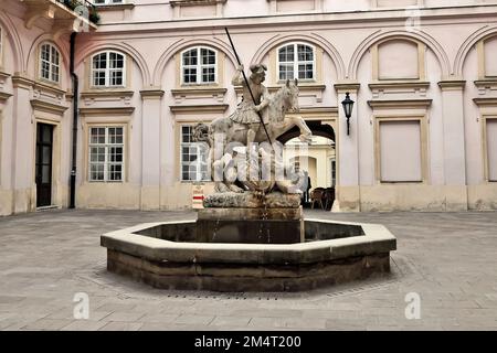 St. George Fountain und der Drache im Primatspalast von Bratislava, Slowakei Stockfoto