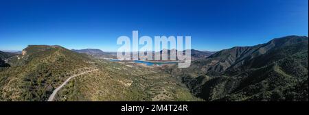 Blue Lake in Zahara de la Sierra in der Sierra de Grazalema Naturpark, Provinz Cadiz, Malaga, Andalusien, Spanien Stockfoto