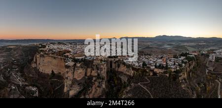 Felsige Landschaft der Stadt Ronda mit Puente Nuevo Brücke und Gebäuden, bei Sonnenaufgang in Andalusien, Spanien. Stockfoto