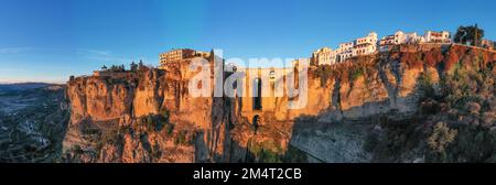 Felsenlandschaft der Stadt Ronda mit Puente Nuevo Brücke und Gebäuden, Andalusien, Spanien Stockfoto