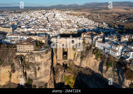 Felsenlandschaft der Stadt Ronda mit Puente Nuevo Brücke und Gebäuden, Andalusien, Spanien Stockfoto