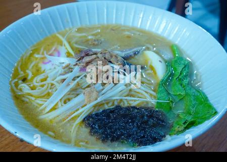 Miso Ramen in einer Schüssel serviert im Restaurant Stockfoto