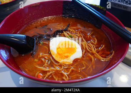 Miso Ramen in einer Schüssel serviert im Restaurant Stockfoto