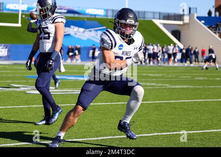 Colorado School of Mines Orediggers wird Drogosch (20) während der Aufwärmpunkte für das Fußballspiel der NCAA Division II National Championship College in McKinne Stockfoto