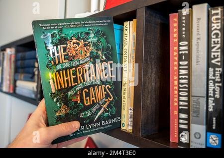 Calgary, Alberta - 22. Dezember 2022: Pulling Barnes's the Erbe Games of a Bookshelf. Stockfoto