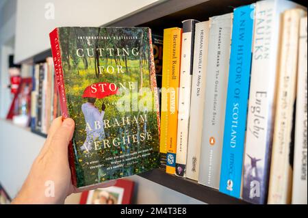 Calgary, Alberta - 22. Dezember 2022: „Pulling Verghese's Cut for Stone of a Bookshelf“. Stockfoto