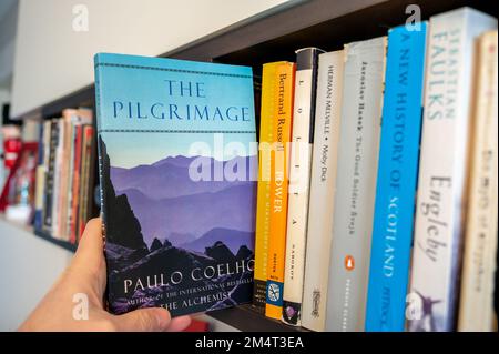 Calgary, Alberta - 22. Dezember 2022: "Coelho's the Pilgimage" vom Bücherregal holen. Stockfoto