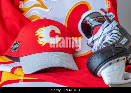 Calgary, Alberta - 22. Dezember 2022: C Calgary Flames NHL-Team Baseballkappe und Trikot mit Bauer-Skates. Stockfoto