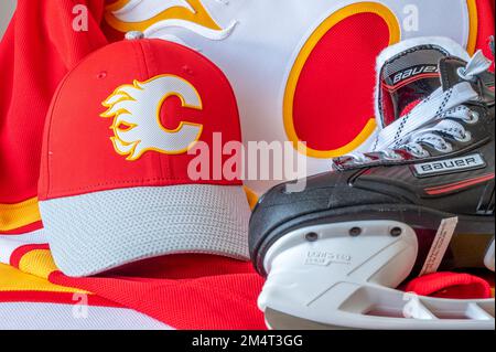 Calgary, Alberta - 22. Dezember 2022: C Calgary Flames NHL-Team Baseballkappe und Trikot mit Bauer-Skates. Stockfoto