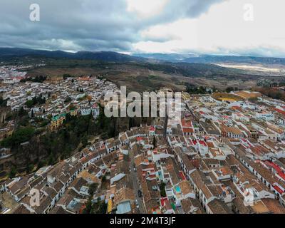 Felsenlandschaft der Stadt Ronda mit Puente Nuevo Brücke und Gebäuden, Andalusien, Spanien Stockfoto