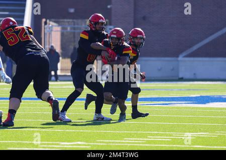 Ferris State Bulldogs Marcus Taylor (1) übernimmt die Übergabe von Mylik Mitchell (0) während des ersten Quartals der NCAA Division II National Championsh Stockfoto