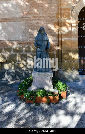 Iglesia y Convento De La Caridad mit der Statue der Duquesa De Parcent in Ronda, Malaga, Spanien Stockfoto