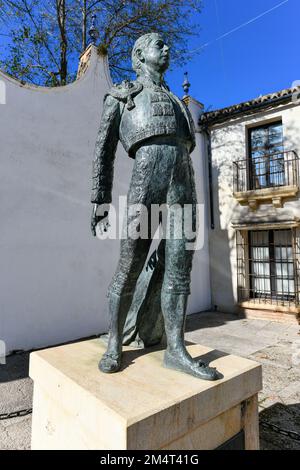 Ronda, Andalusien, Spanien - Dezember 1 2021: Freiluftstatue des Stierkämpfers Antonio Ordonez vor der Stierkampfarena Stockfoto