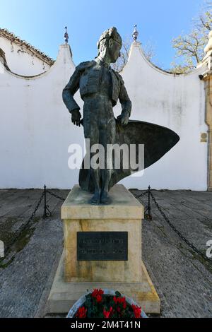 Ronda, Andalusien, Spanien - Dezember 1 2021: Freiluftstatue des Stierkämpfers Antonio Ordonez vor der Stierkampfarena Stockfoto