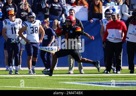 Ferris State Bulldogs Marcus Taylor (1) gibt den Punt im ersten Quartal des Fußballspiels der NCAA Division II zurück Stockfoto