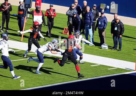 Ferris State Bulldogs Wide Receiver CJ Jefferson (5) läuft für einen 19-Yard Touchdown, um die Bulldogs im zweiten Quartal des NCAA Di um 20-0 zu erhöhen Stockfoto