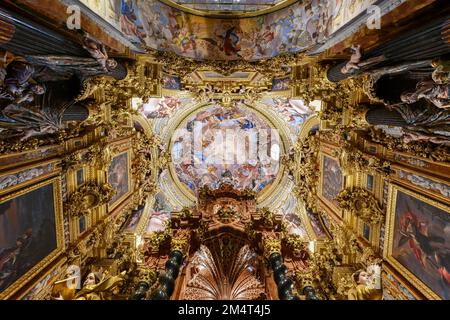 Granada, Spanien - 29. November 2021: Innere des Karthusianischen Klosters Kirche der Himmelfahrt unserer Frau (Monasterio de la Cartuja), Granada, Spanien. Stockfoto