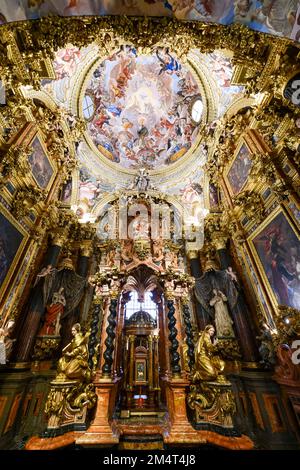 Granada, Spanien - 29. November 2021: Innere des Karthusianischen Klosters Kirche der Himmelfahrt unserer Frau (Monasterio de la Cartuja), Granada, Spanien. Stockfoto