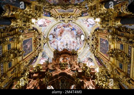 Granada, Spanien - 29. November 2021: Innere des Karthusianischen Klosters Kirche der Himmelfahrt unserer Frau (Monasterio de la Cartuja), Granada, Spanien. Stockfoto