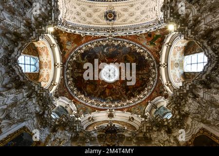 Granada, Spanien - 29. November 2021: Innere des Karthusianischen Klosters Kirche der Himmelfahrt unserer Frau (Monasterio de la Cartuja), Granada, Spanien. Stockfoto